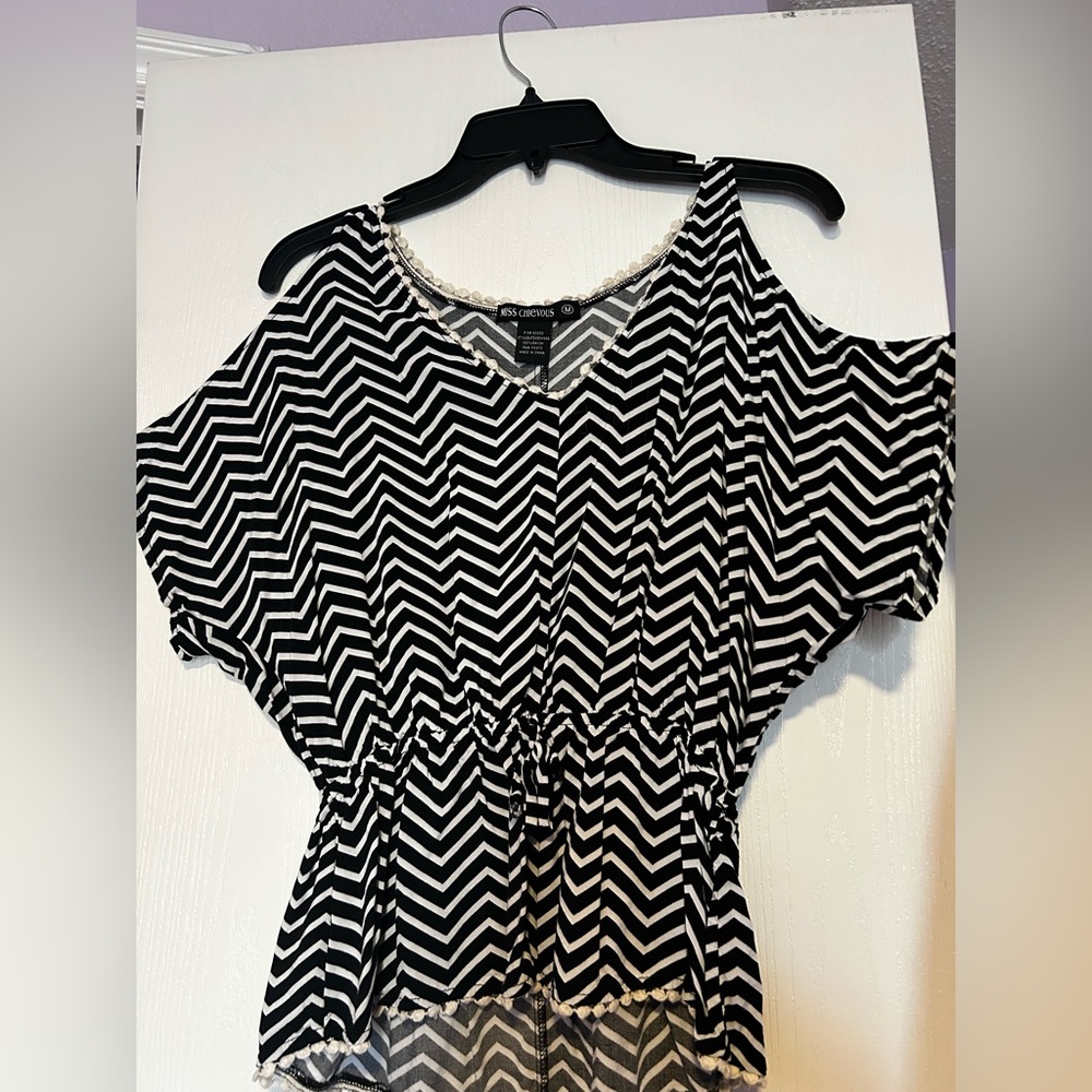 Cold-shoulder sleeve patterned top